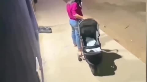 Man takes a woman’s baby to prove she is not paying attention to her surroundings