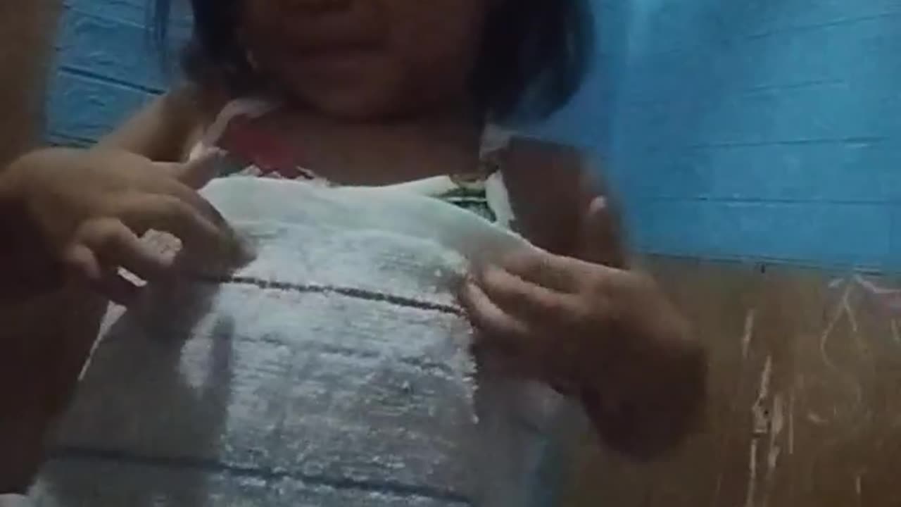 3 years old child sings Let it go