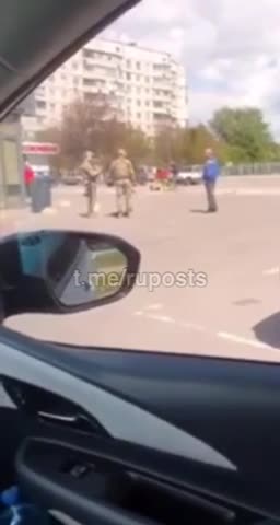 V Charkově rozdávají ukrajinští nacisté výzvy k mobilizaci na přímo na parkovišti