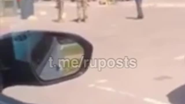 V Charkově rozdávají ukrajinští nacisté výzvy k mobilizaci na přímo na parkovišti