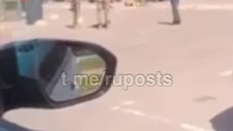 V Charkově rozdávají ukrajinští nacisté výzvy k mobilizaci na přímo na parkovišti