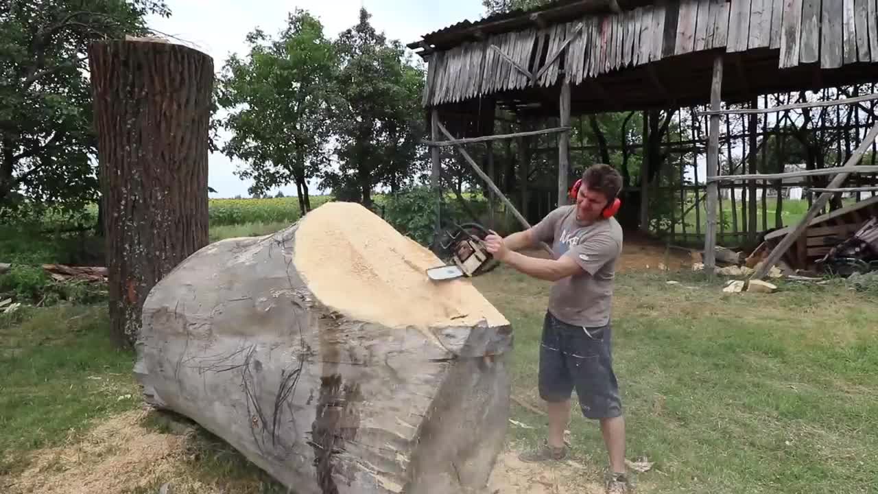 REAL SIZE WOODEN BEAR, amazing chainsaw wood carving