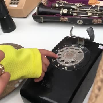 Young kids totally confused as grandma explains rotary dial phone