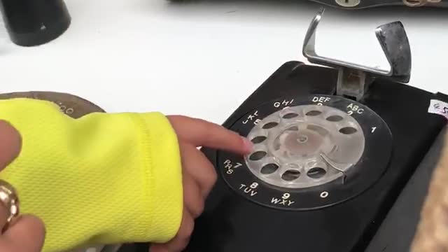 Young kids totally confused as grandma explains rotary dial phone