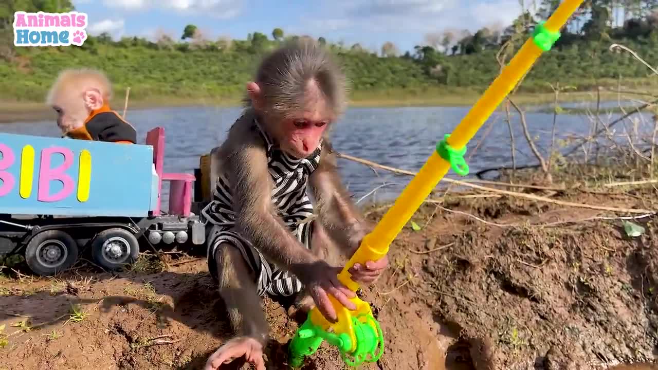 BiBi_helps_dad_go_fishing_with_baby_monkey_Obi