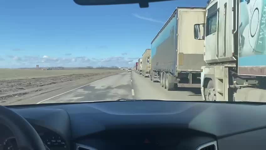 An RBC correspondent filmed a two-kilometer line of trucks heading to the DPR from the Rostov