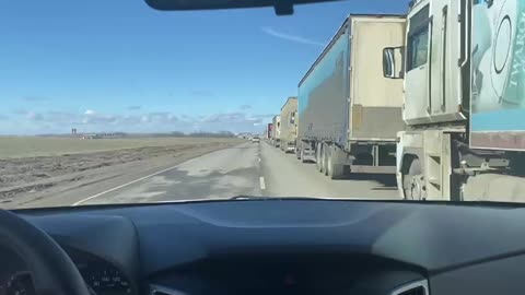 An RBC correspondent filmed a two-kilometer line of trucks heading to the DPR from the Rostov