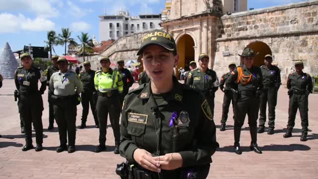 Policías en contra de la violencia contra la mujer