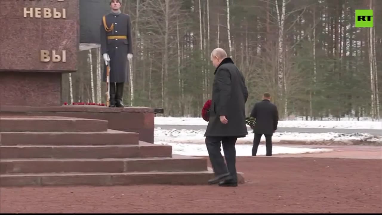 Putin lays flowers at WWII memorial