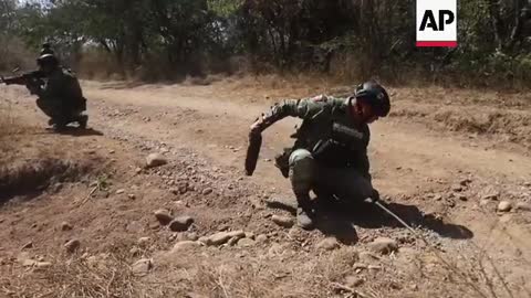 Mexican army sends anti-mine squads into cartels zone