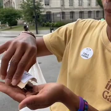 🇺🇸 Una ragazza afroamericana ci mostra "come mangiare i grilli".