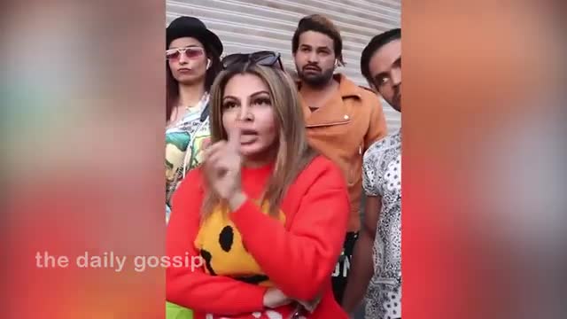 Rakhi Sawant ANGRY Reaction On SRK Spit On Lata Mangeshkar's Mortal Remains Controversy