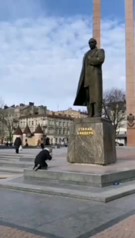 Ukrajinská banderovská fanatička u Banderova pomníku ve Lvově