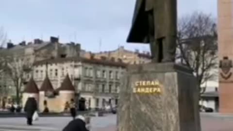 Ukrajinská banderovská fanatička u Banderova pomníku ve Lvově