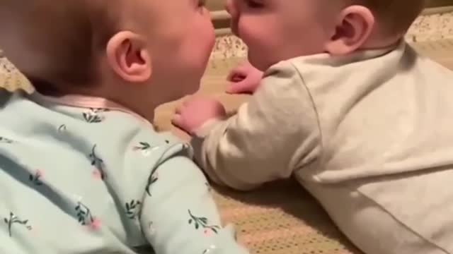 bebé se rie con su hermano