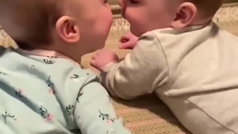 bebé se rie con su hermano