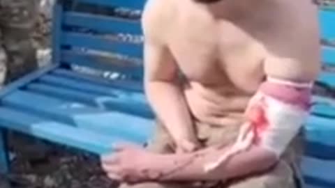 Příslušník pluku Azov uprchl se vzdává u v z Azovstalu