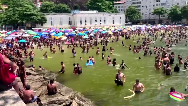 Rio's beaches packed amid heatwave, spurring COVID fears