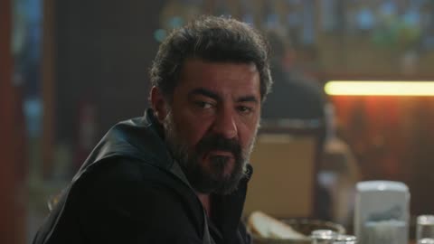 Akif intenta evitar que Süreyya se case con Yaman