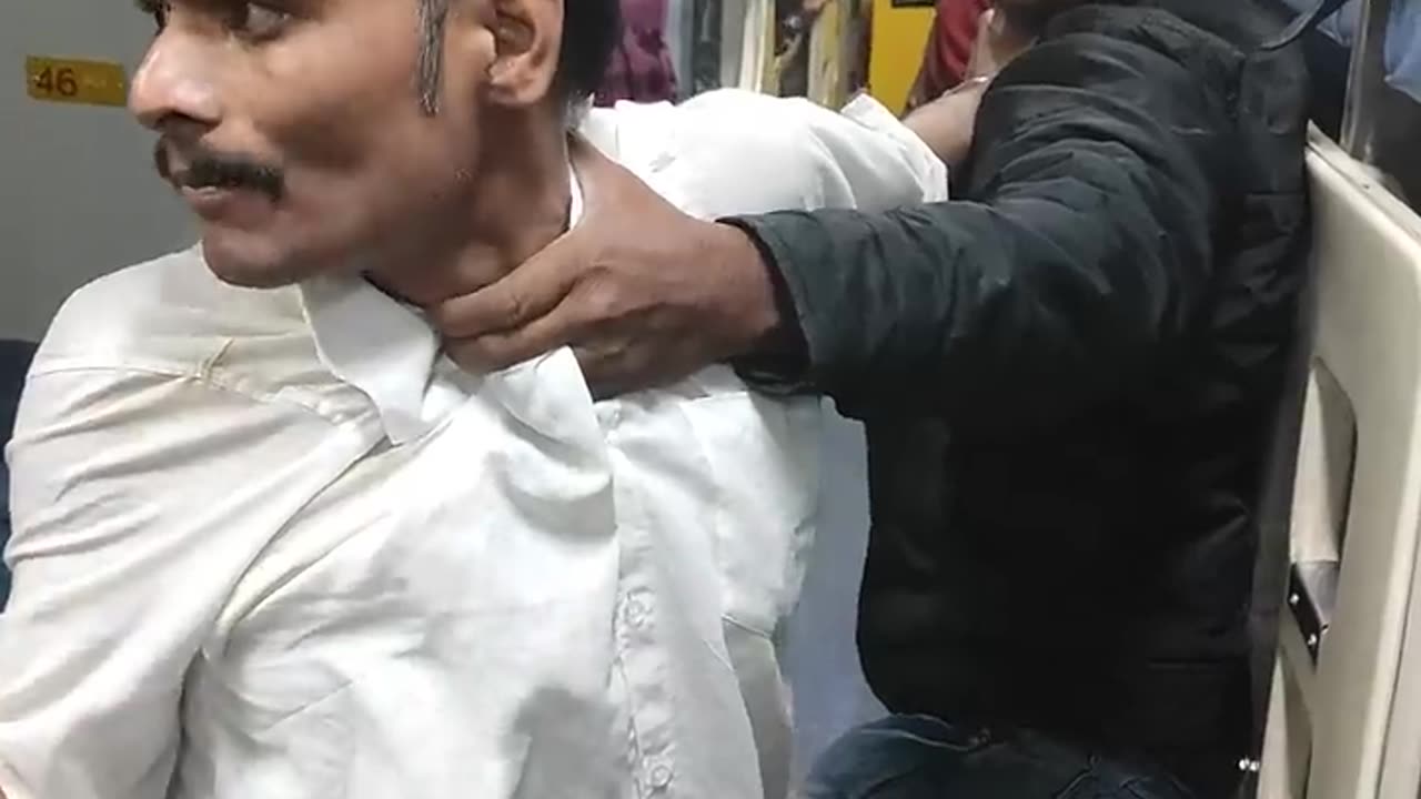 Fight in train |full on rage 😡 |Must watch |fighting video