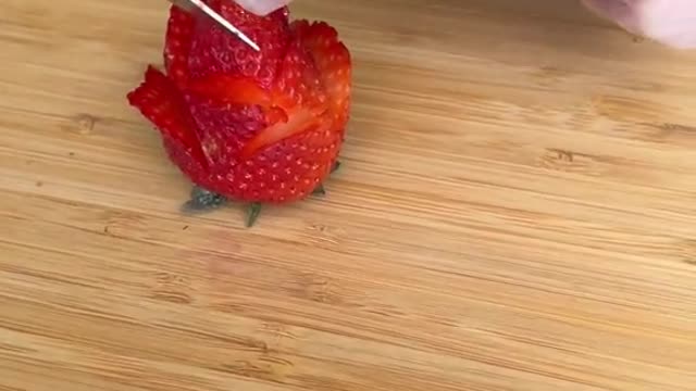 This strawberry trick is so cool 😍🤯