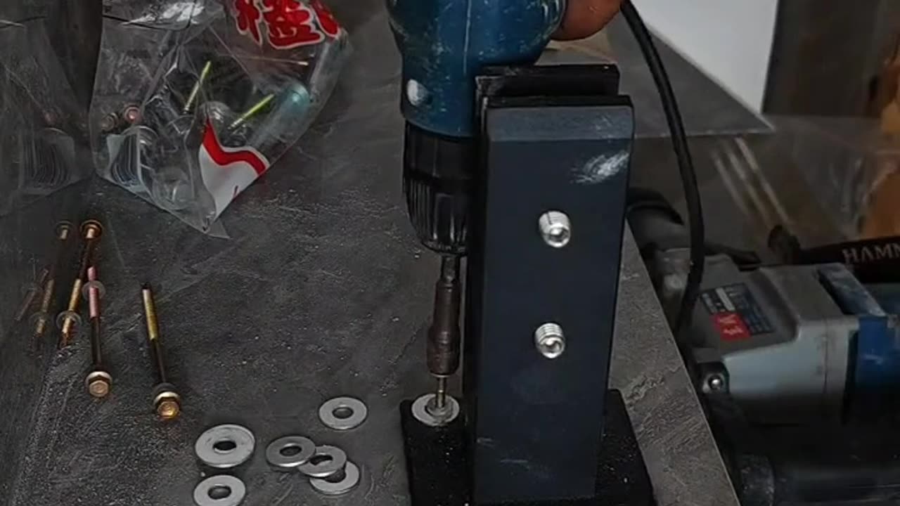 How is the glass floor clamp installed [fast and easy]