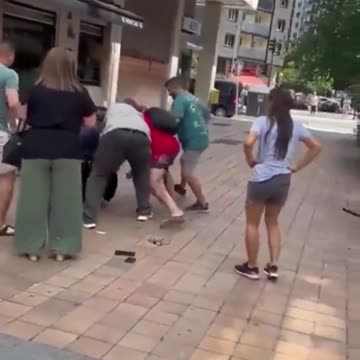 Spanish patriots educate the illegal African immigrant who threatens them with a 20cm knife.