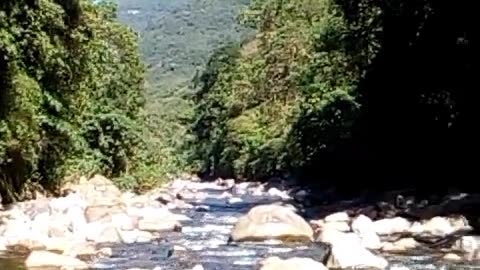 Água gelada nas montanhas