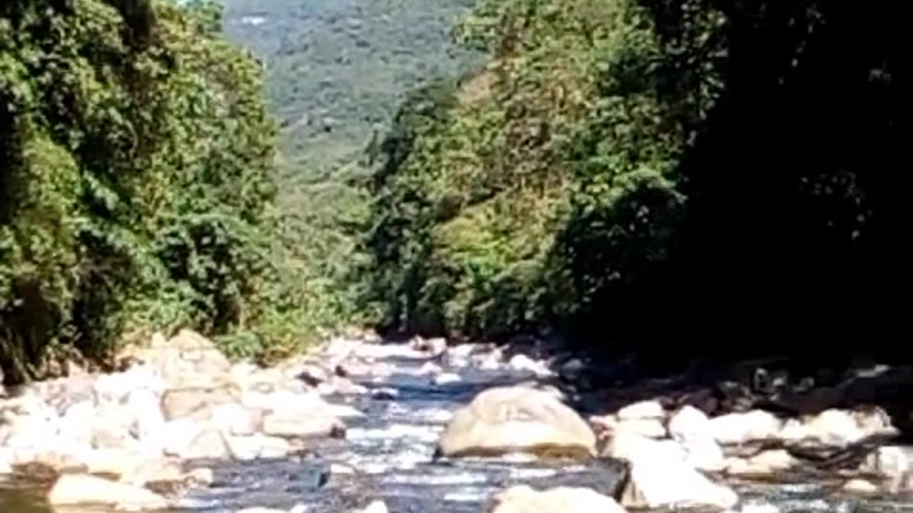 Água gelada nas montanhas