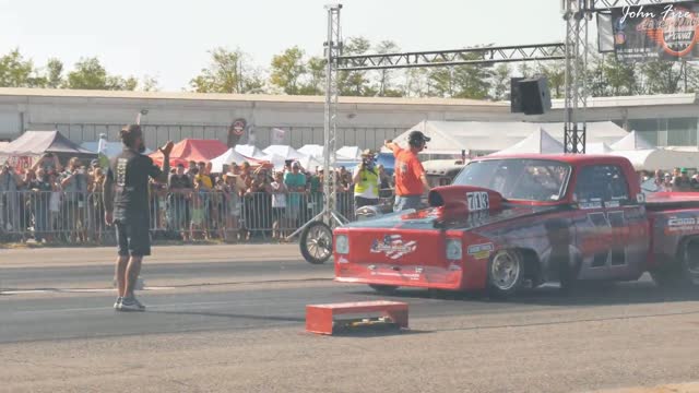 Next Retro Car Versus Red Ares