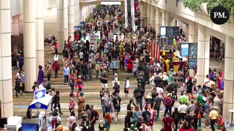 Huge crowd at MegaCon Orlando... and that's just the lobby!