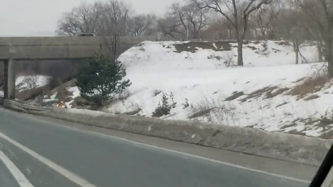 Driver Refuses to Pull Over for Law Enforcement on Highway