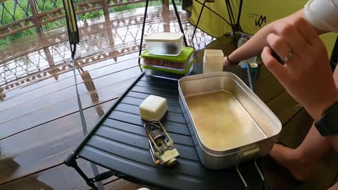 Set up a tent to camp in the rainstorm, refine the camp life, and enjoy one's summer