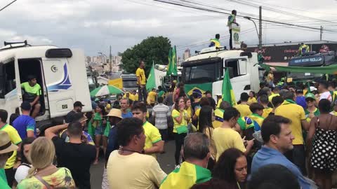 Manifestação em frente ao EB