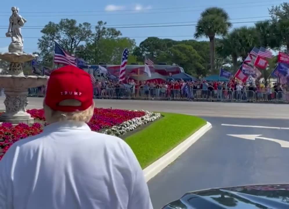 Large Crowd Cheers on Trump for Presidents' Day