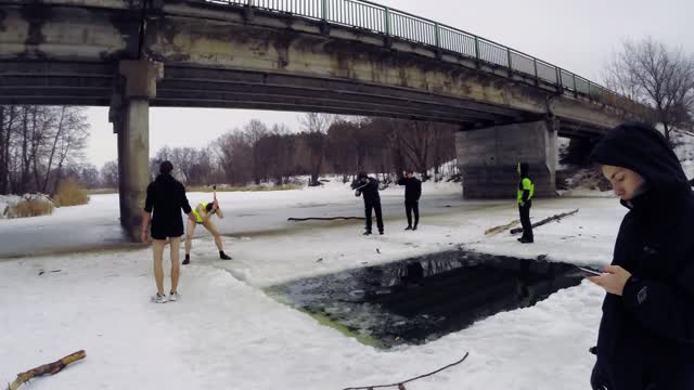 Brave Russians jump from bridge into frozen river