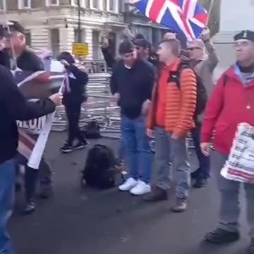 British patriots protect London's historic and cultural landmarks