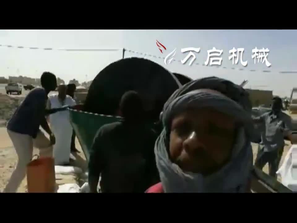 Sudanese customers then use a grinding gold machine to selec