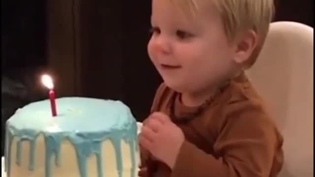 Baby was burned by his birthday candlelight