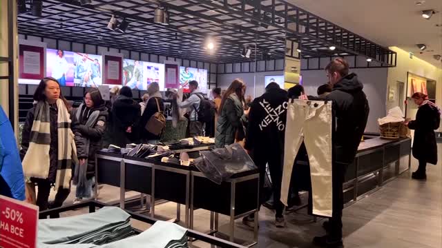 Russians visit H&M in Moscow for last time