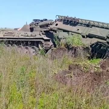A German Pionierpanzer Dachs engineering vehicle digs out a Ukrainian T-64BV tank