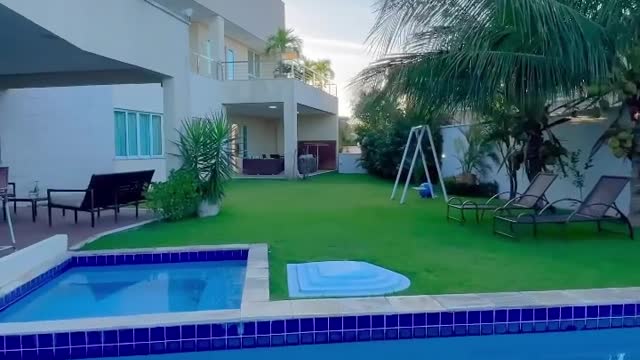 spacious house with swimming pool 🏡🏊