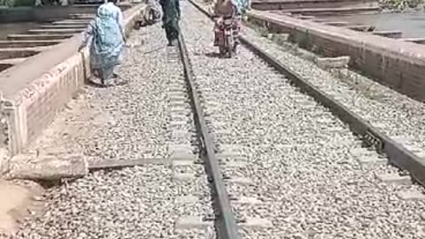 پھاٹک بند کرکے چابی لے گۓ