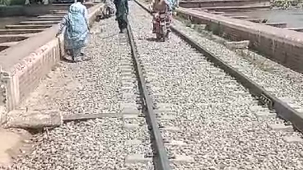 پھاٹک بند کرکے چابی لے گۓ