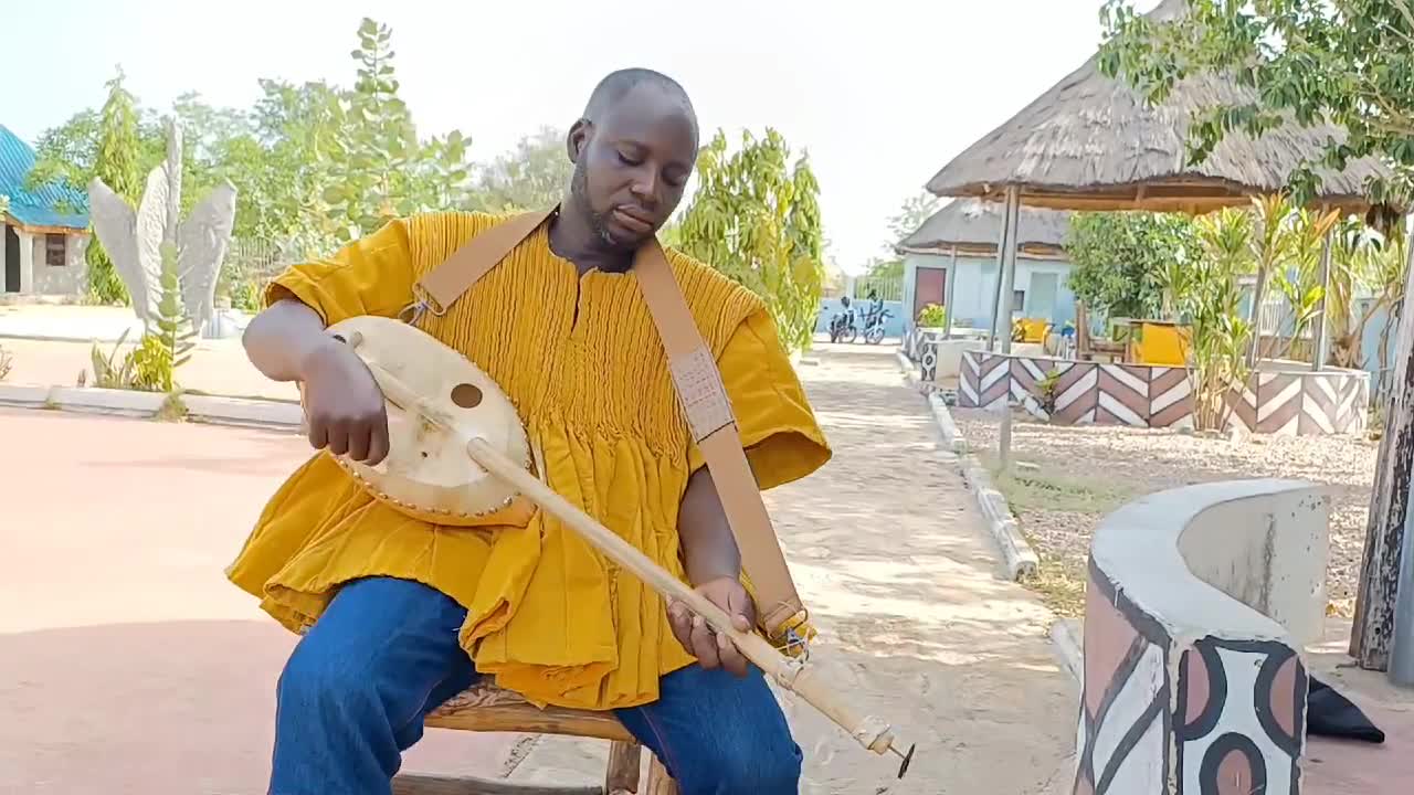 Tow strings music from Africa (Ghana in the Upper East Region).
