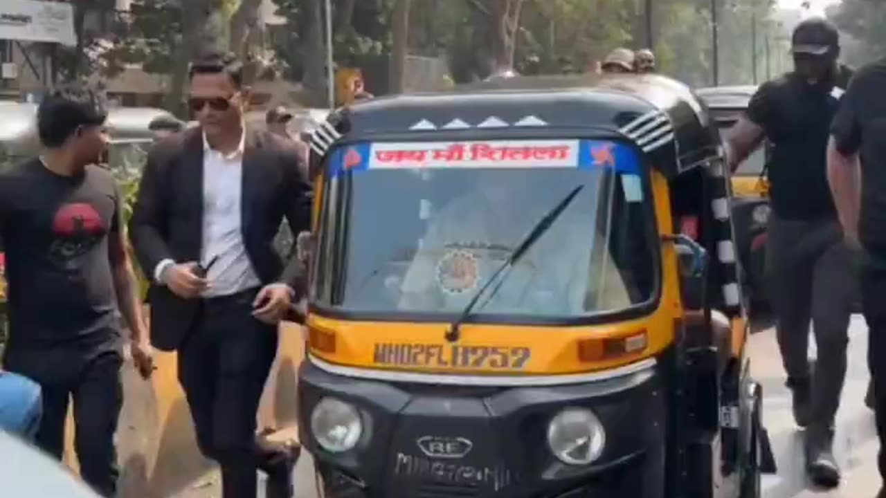 Logan Paul and KSI Riding in an Auto Rickshaw in Mumbai, India