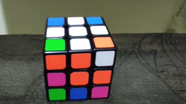 Initial movement, for a beginner, to assemble the rubik's cube (magic cube).