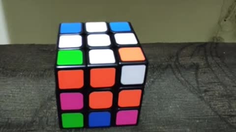 Initial movement, for a beginner, to assemble the rubik's cube (magic cube).