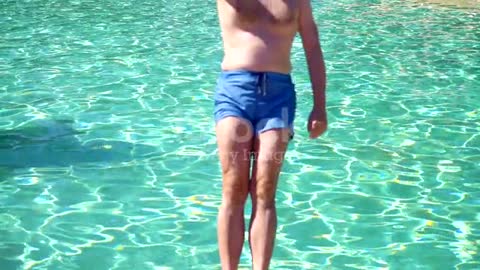 Homme sautant dans la piscine au ralenti 180FPS