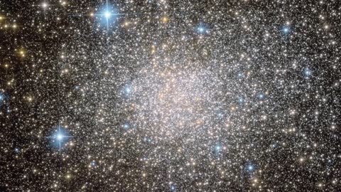 Zooming in on Star Cluster Terzan 5: A Cosmic Kaleidoscope 🌌✨